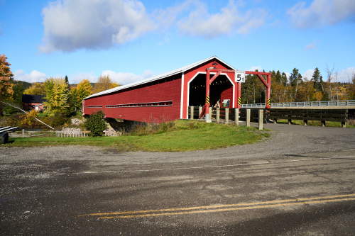 Automne,Saison,Milieu naturel,Rivière,Eau,Petite Cascapédia,Baie-des-Chaleurs,Région,MRC Bonaventure,Saint-Edgar,Pont,Couvert,Jour,Temps